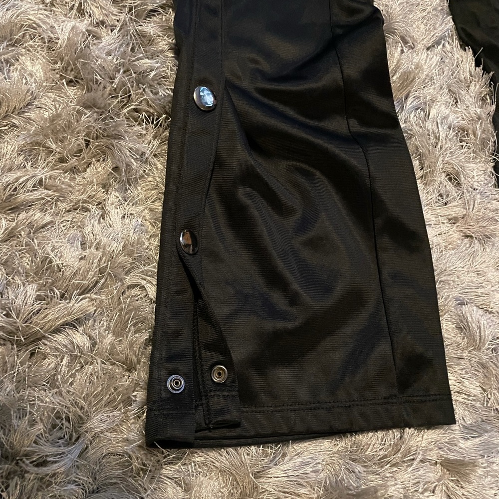 black snap athletic fashion